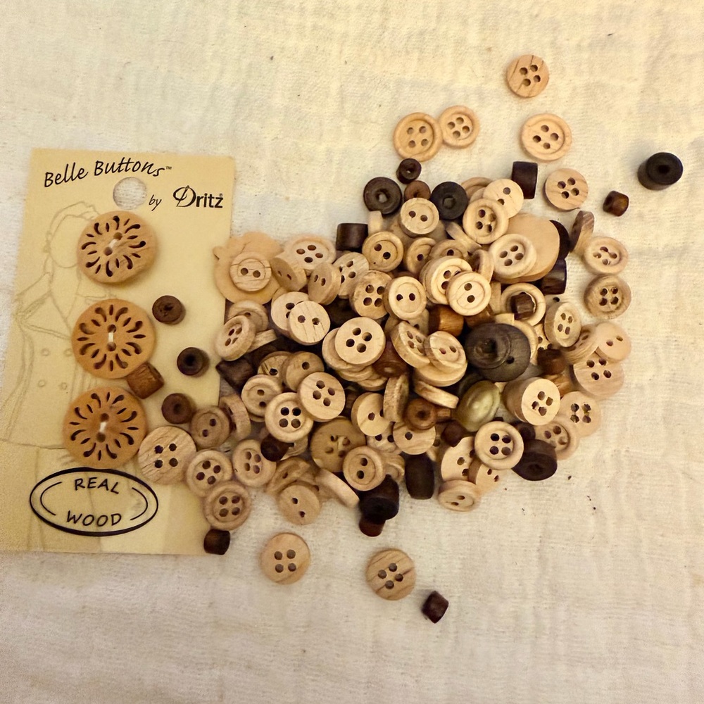 Dritz Belle Buttons Real Wood Assortment - Natural & Dark Brown